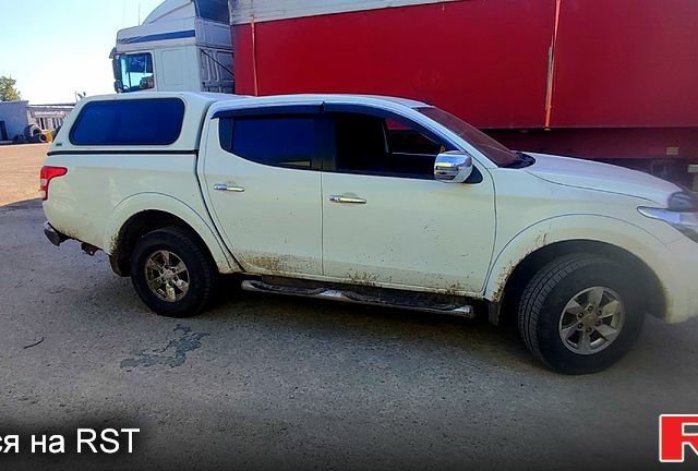 Белый Мицубиси L200, объемом двигателя 2.4 л и пробегом 330 тыс. км за 15000 $, фото 5 на Automoto.ua