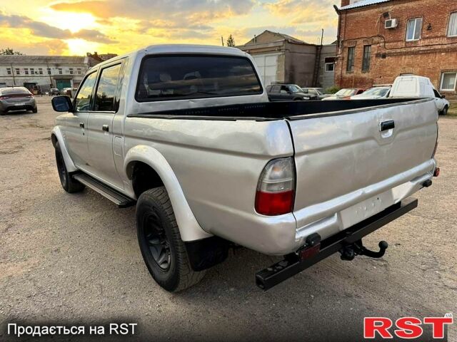 Серый Мицубиси L200, объемом двигателя 2.5 л и пробегом 213 тыс. км за 4800 $, фото 1 на Automoto.ua