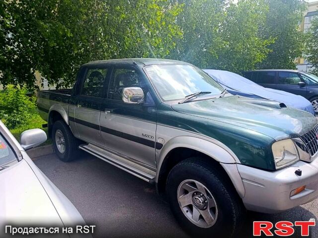 Зеленый Мицубиси L200, объемом двигателя 2.5 л и пробегом 100 тыс. км за 6750 $, фото 4 на Automoto.ua