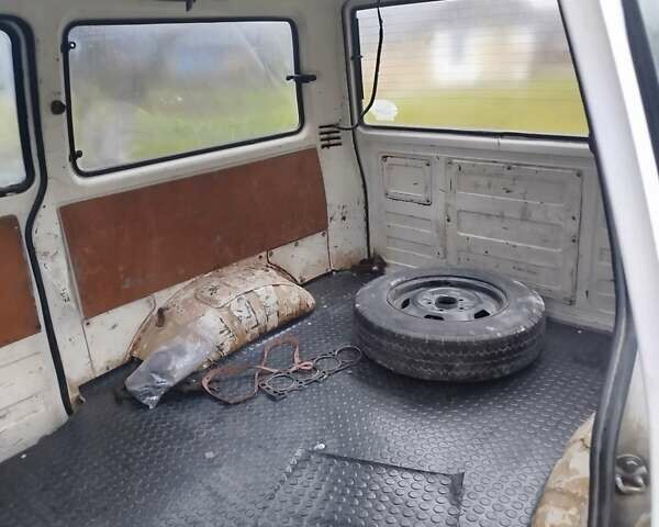 Белый Мицубиси L 300, объемом двигателя 1.6 л и пробегом 84 тыс. км за 650 $, фото 1 на Automoto.ua