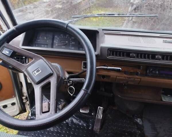 Белый Мицубиси L 300, объемом двигателя 1.6 л и пробегом 84 тыс. км за 650 $, фото 2 на Automoto.ua