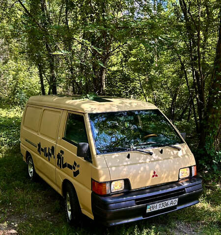 Бежевый Мицубиси L 300, объемом двигателя 2.5 л и пробегом 415 тыс. км за 4200 $, фото 1 на Automoto.ua