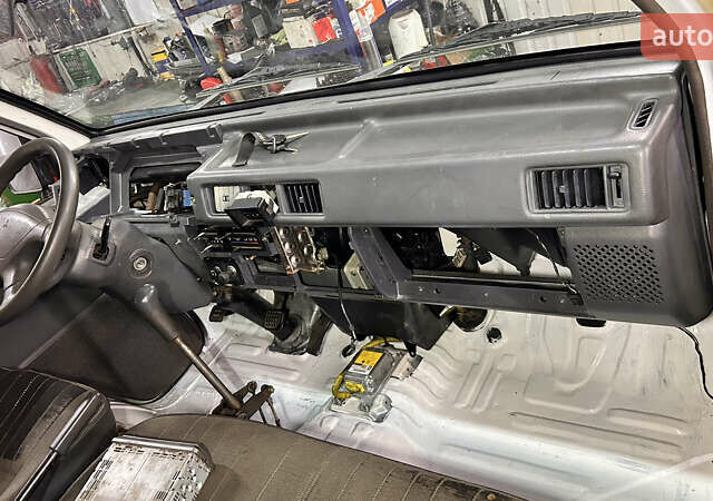 Бежевый Мицубиси L 300, объемом двигателя 2.5 л и пробегом 415 тыс. км за 4200 $, фото 18 на Automoto.ua