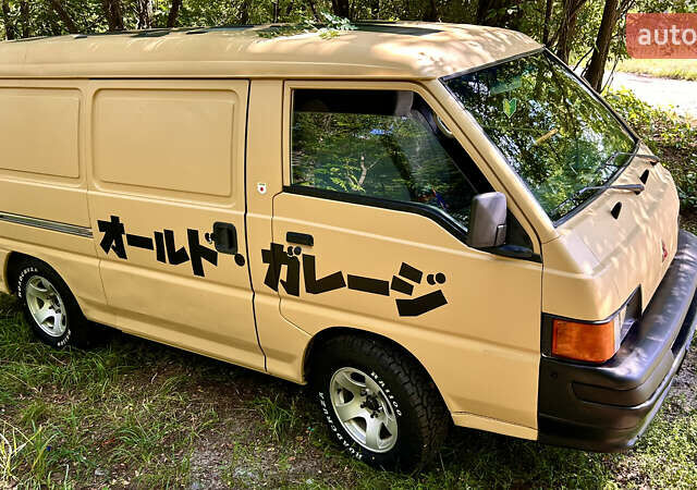 Бежевый Мицубиси L 300, объемом двигателя 2.5 л и пробегом 415 тыс. км за 4200 $, фото 2 на Automoto.ua