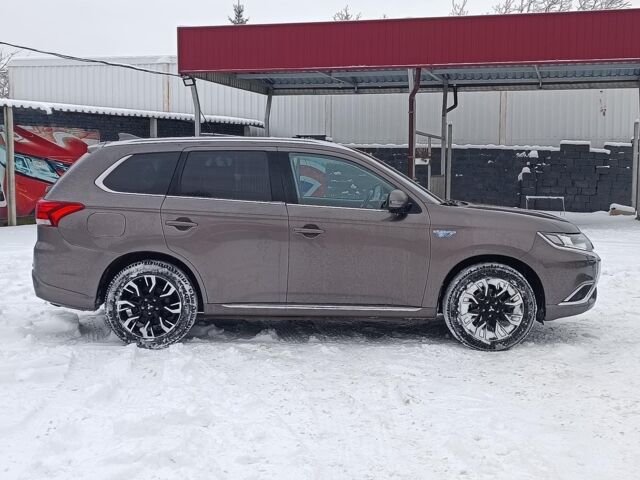 Коричневий Міцубісі Outlander PHEV, об'ємом двигуна 2 л та пробігом 105 тис. км за 22990 $, фото 7 на Automoto.ua