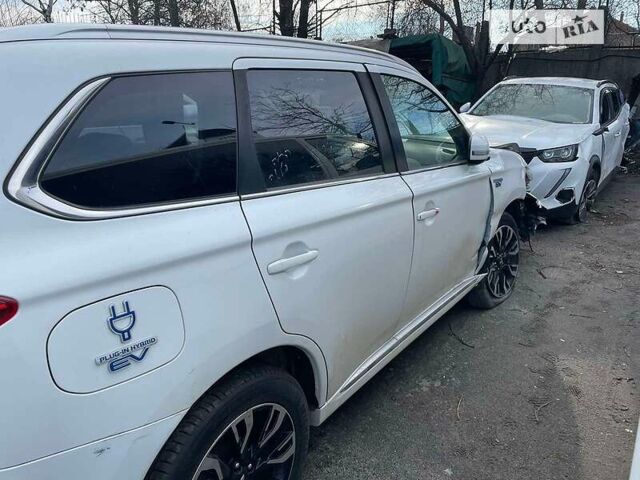 Міцубісі Outlander PHEV, об'ємом двигуна 0 л та пробігом 50 тис. км за 18500 $, фото 6 на Automoto.ua