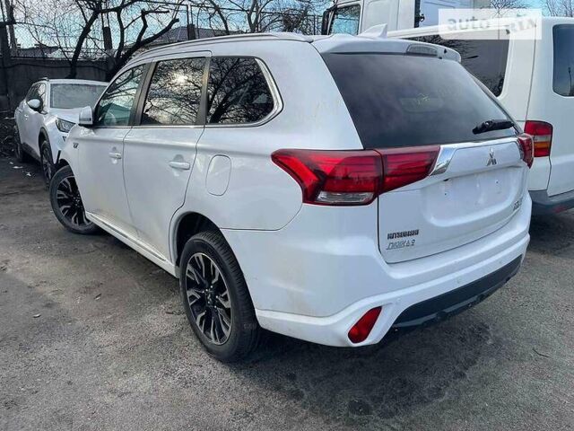 Мицубиси Outlander PHEV, объемом двигателя 0 л и пробегом 50 тыс. км за 18500 $, фото 3 на Automoto.ua