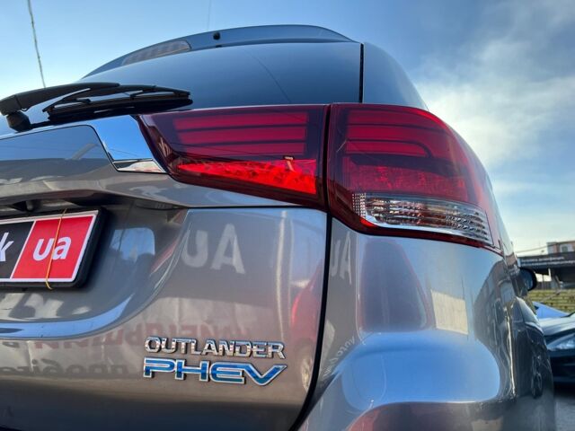 Сірий Міцубісі Outlander PHEV, об'ємом двигуна 2 л та пробігом 176 тис. км за 21990 $, фото 11 на Automoto.ua