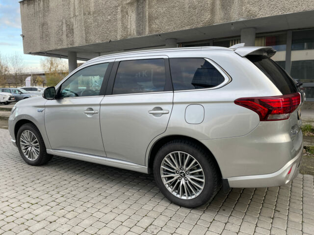 Серый Мицубиси Outlander PHEV, объемом двигателя 2.4 л и пробегом 13 тыс. км за 31490 $, фото 3 на Automoto.ua