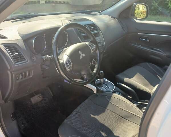 Білий Міцубісі Outlander Sport, об'ємом двигуна 2 л та пробігом 280 тис. км за 8500 $, фото 6 на Automoto.ua