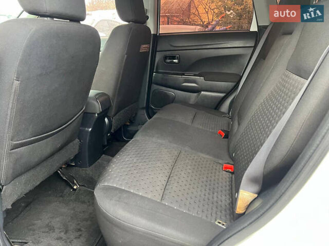 Белый Мицубиси Outlander Sport, объемом двигателя 2 л и пробегом 177 тыс. км за 10300 $, фото 14 на Automoto.ua