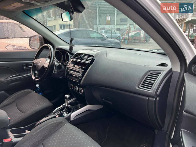 Белый Мицубиси Outlander Sport, объемом двигателя 2 л и пробегом 177 тыс. км за 10300 $, фото 13 на Automoto.ua