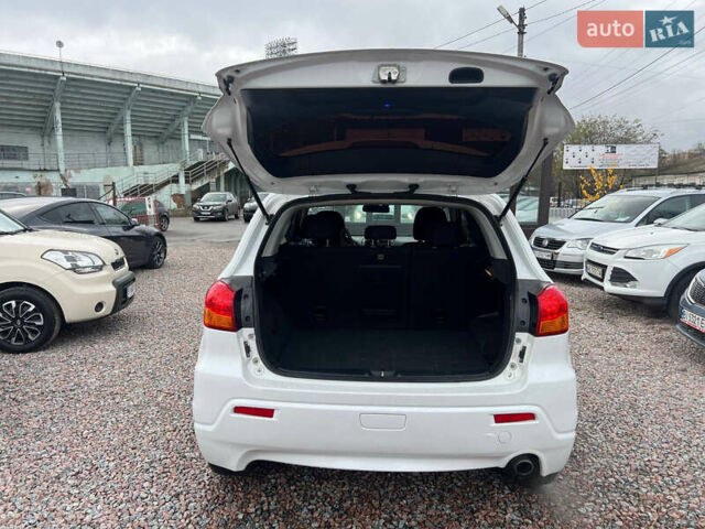 Белый Мицубиси Outlander Sport, объемом двигателя 2 л и пробегом 177 тыс. км за 10300 $, фото 18 на Automoto.ua