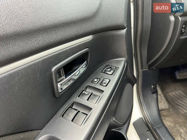 Белый Мицубиси Outlander Sport, объемом двигателя 2 л и пробегом 177 тыс. км за 10300 $, фото 12 на Automoto.ua