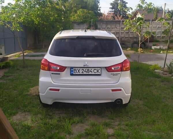 Белый Мицубиси Outlander Sport, объемом двигателя 0 л и пробегом 103 тыс. км за 13200 $, фото 2 на Automoto.ua