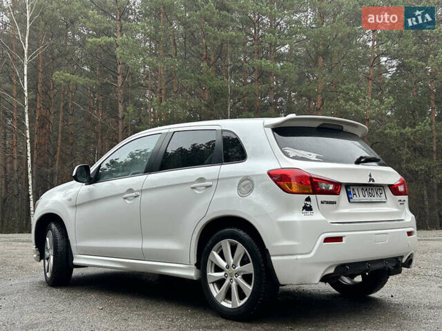 Белый Мицубиси Outlander Sport, объемом двигателя 2 л и пробегом 260 тыс. км за 8999 $, фото 4 на Automoto.ua