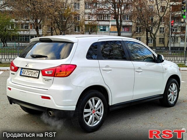 Білий Міцубісі Outlander Sport, об'ємом двигуна 2 л та пробігом 240 тис. км за 8799 $, фото 4 на Automoto.ua