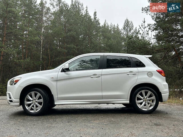 Белый Мицубиси Outlander Sport, объемом двигателя 2 л и пробегом 260 тыс. км за 8999 $, фото 2 на Automoto.ua