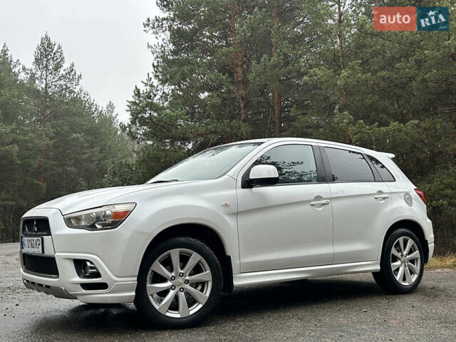 Белый Мицубиси Outlander Sport, объемом двигателя 2 л и пробегом 260 тыс. км за 8999 $, фото 1 на Automoto.ua
