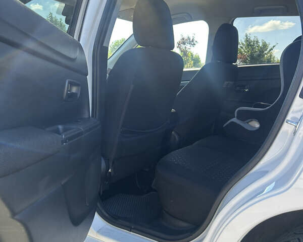 Білий Міцубісі Outlander Sport, об'ємом двигуна 2 л та пробігом 258 тис. км за 10500 $, фото 11 на Automoto.ua