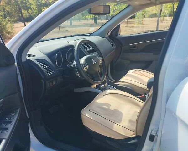 Белый Мицубиси Outlander Sport, объемом двигателя 2 л и пробегом 140 тыс. км за 11000 $, фото 8 на Automoto.ua