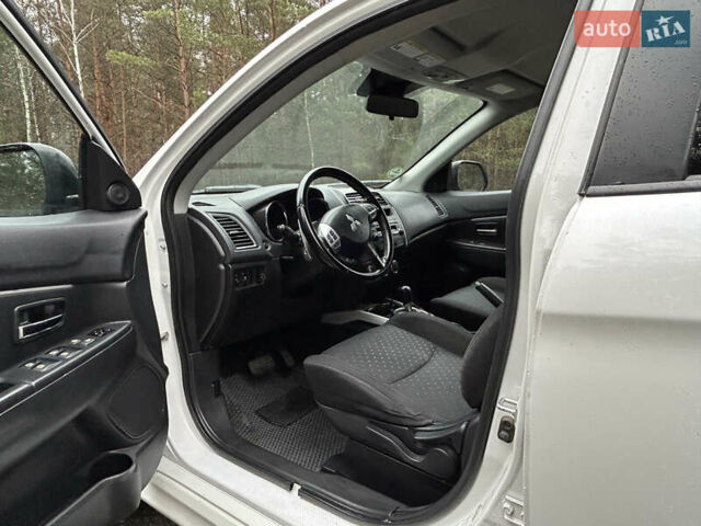 Белый Мицубиси Outlander Sport, объемом двигателя 2 л и пробегом 260 тыс. км за 8999 $, фото 14 на Automoto.ua