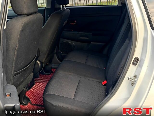 Білий Міцубісі Outlander Sport, об'ємом двигуна 2 л та пробігом 240 тис. км за 8799 $, фото 8 на Automoto.ua