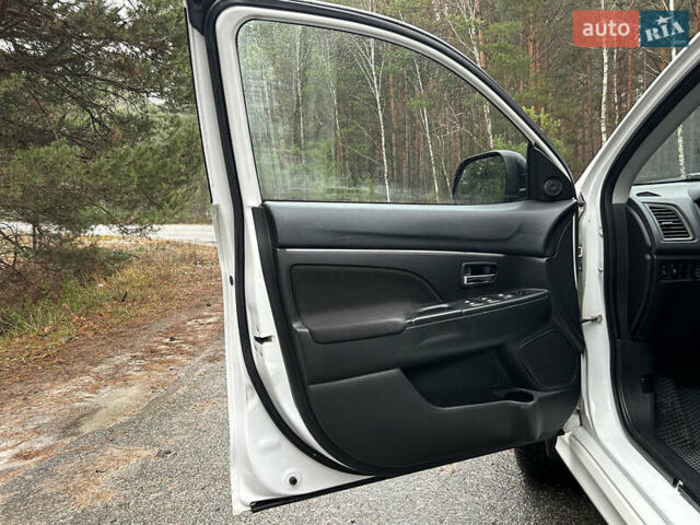 Белый Мицубиси Outlander Sport, объемом двигателя 2 л и пробегом 260 тыс. км за 8999 $, фото 12 на Automoto.ua