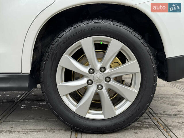 Белый Мицубиси Outlander Sport, объемом двигателя 2 л и пробегом 160 тыс. км за 10800 $, фото 9 на Automoto.ua