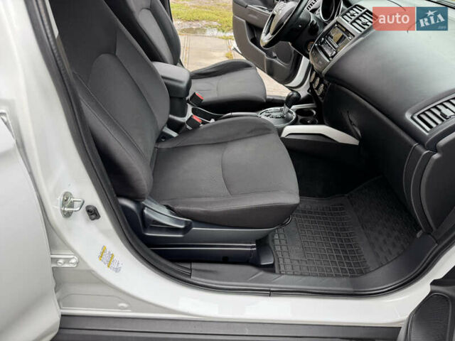 Белый Мицубиси Outlander Sport, объемом двигателя 2 л и пробегом 160 тыс. км за 10800 $, фото 34 на Automoto.ua