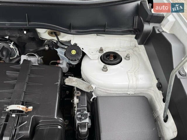 Белый Мицубиси Outlander Sport, объемом двигателя 2 л и пробегом 160 тыс. км за 10800 $, фото 48 на Automoto.ua