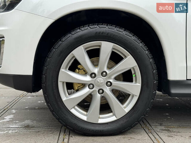Белый Мицубиси Outlander Sport, объемом двигателя 2 л и пробегом 160 тыс. км за 10800 $, фото 7 на Automoto.ua