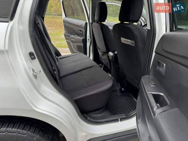 Белый Мицубиси Outlander Sport, объемом двигателя 2 л и пробегом 160 тыс. км за 10800 $, фото 32 на Automoto.ua