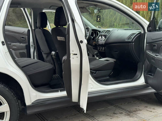 Белый Мицубиси Outlander Sport, объемом двигателя 2 л и пробегом 160 тыс. км за 10800 $, фото 13 на Automoto.ua