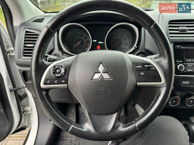 Белый Мицубиси Outlander Sport, объемом двигателя 2 л и пробегом 160 тыс. км за 10800 $, фото 24 на Automoto.ua