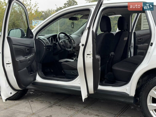 Белый Мицубиси Outlander Sport, объемом двигателя 2 л и пробегом 160 тыс. км за 10800 $, фото 15 на Automoto.ua