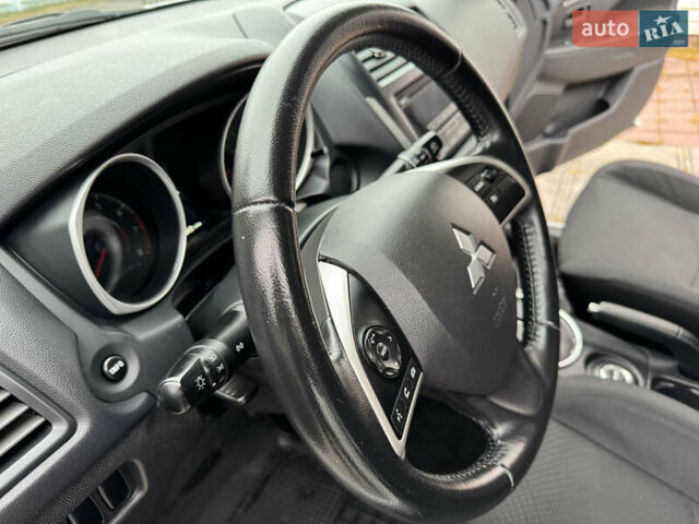Белый Мицубиси Outlander Sport, объемом двигателя 2 л и пробегом 160 тыс. км за 10800 $, фото 28 на Automoto.ua
