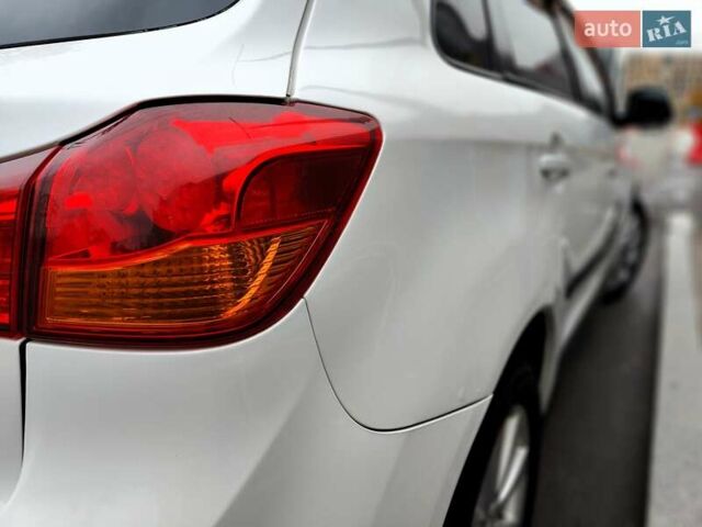 Белый Мицубиси Outlander Sport, объемом двигателя 2.4 л и пробегом 207 тыс. км за 9990 $, фото 19 на Automoto.ua