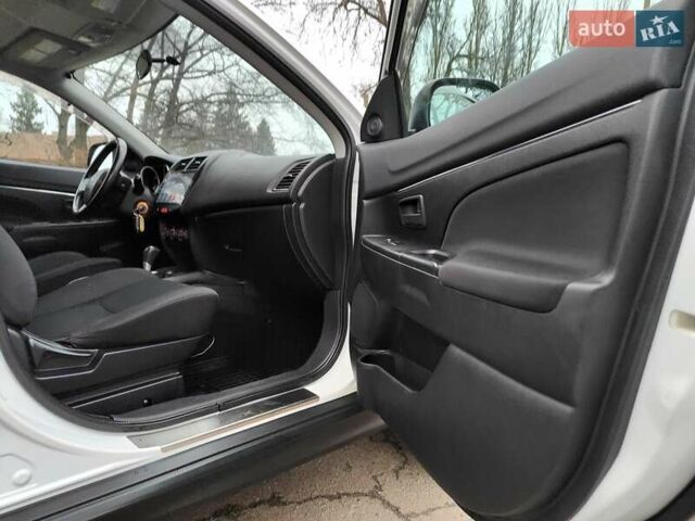Белый Мицубиси Outlander Sport, объемом двигателя 2.4 л и пробегом 207 тыс. км за 9990 $, фото 42 на Automoto.ua