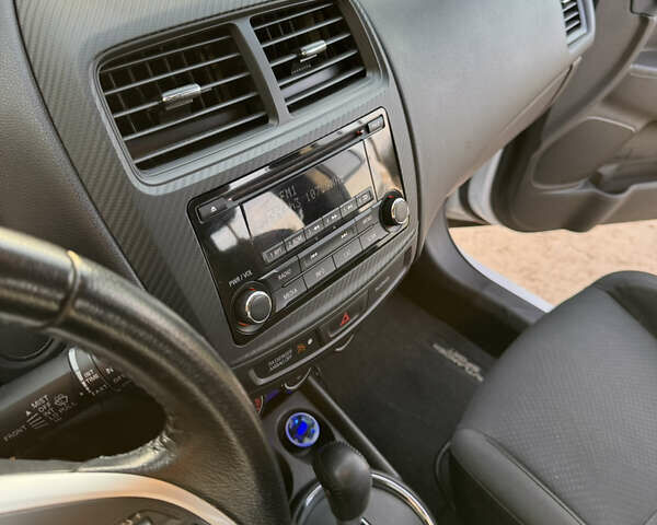 Білий Міцубісі Outlander Sport, об'ємом двигуна 2 л та пробігом 136 тис. км за 10999 $, фото 9 на Automoto.ua