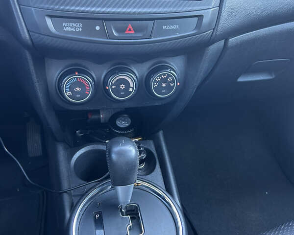 Белый Мицубиси Outlander Sport, объемом двигателя 2 л и пробегом 255 тыс. км за 12000 $, фото 26 на Automoto.ua