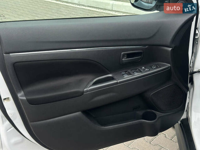 Белый Мицубиси Outlander Sport, объемом двигателя 2 л и пробегом 257 тыс. км за 10800 $, фото 27 на Automoto.ua