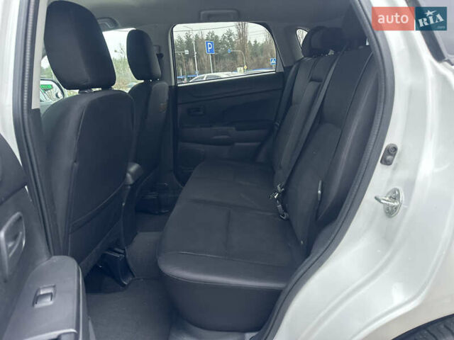Белый Мицубиси Outlander Sport, объемом двигателя 2 л и пробегом 257 тыс. км за 10800 $, фото 30 на Automoto.ua