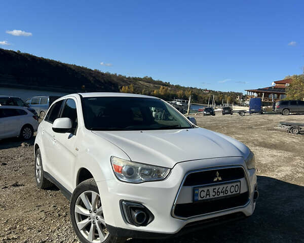 Белый Мицубиси Outlander Sport, объемом двигателя 2 л и пробегом 255 тыс. км за 12000 $, фото 1 на Automoto.ua