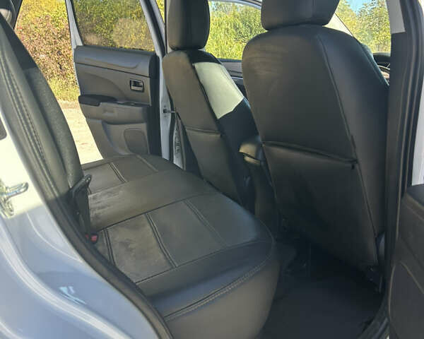 Белый Мицубиси Outlander Sport, объемом двигателя 2 л и пробегом 255 тыс. км за 12000 $, фото 19 на Automoto.ua