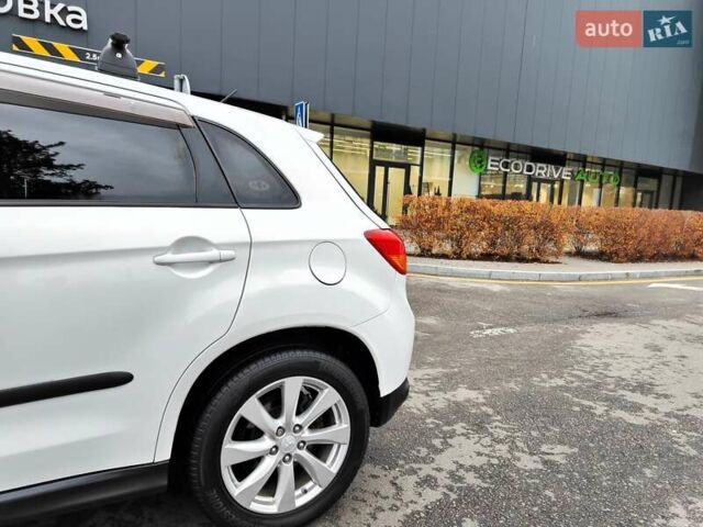 Белый Мицубиси Outlander Sport, объемом двигателя 2.4 л и пробегом 207 тыс. км за 9990 $, фото 7 на Automoto.ua