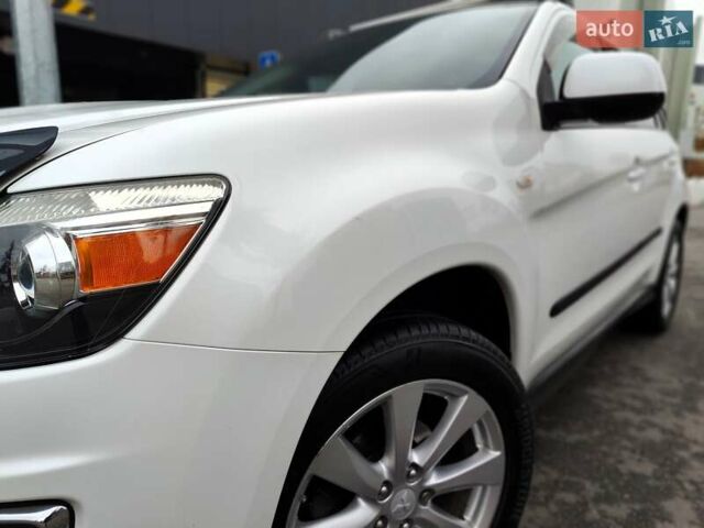 Белый Мицубиси Outlander Sport, объемом двигателя 2.4 л и пробегом 207 тыс. км за 9990 $, фото 2 на Automoto.ua