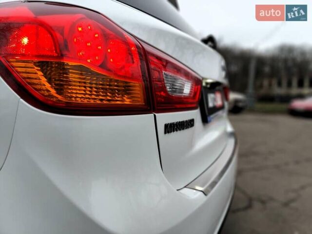 Белый Мицубиси Outlander Sport, объемом двигателя 2.4 л и пробегом 207 тыс. км за 9990 $, фото 12 на Automoto.ua