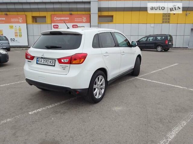 Белый Мицубиси Outlander Sport, объемом двигателя 2.4 л и пробегом 96 тыс. км за 13950 $, фото 4 на Automoto.ua