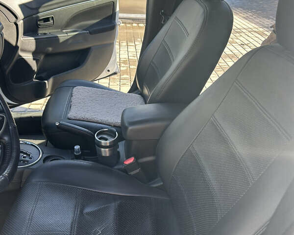 Белый Мицубиси Outlander Sport, объемом двигателя 2 л и пробегом 255 тыс. км за 12000 $, фото 12 на Automoto.ua